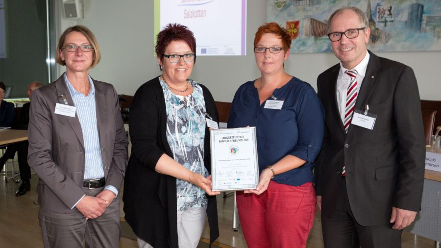 Auszeichnung Familienfreundliches Unternehmen im Kreis Paderborn (© Foto:Oliver Krato) Auszeichnung Familienfreundliches Unternehmen im Kreis Paderborn (© Foto:Oliver Krato)